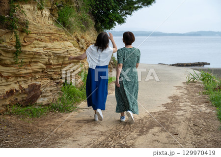 日間賀島の海をお散歩する2人 愛知県南知多 日間賀島の海をお散歩する2人 愛知県南知多 129970419