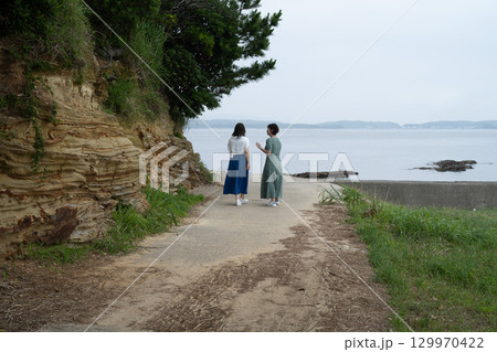 日間賀島の海をお散歩する2人 愛知県南知多 日間賀島の海をお散歩する2人 愛知県南知多 129970422