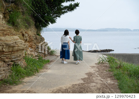 日間賀島の海をお散歩する2人　愛知県南知多 129970423