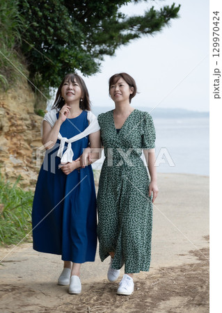 日間賀島の海をお散歩する2人　愛知県南知多 129970424