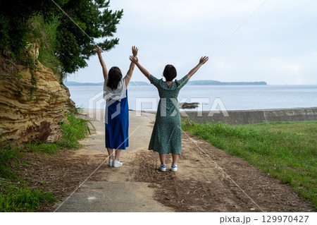 日間賀島の海をお散歩する2人 愛知県南知多 日間賀島の海をお散歩する2人 愛知県南知多 129970427