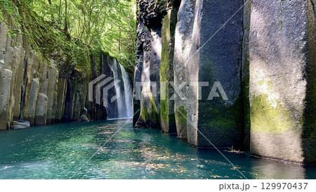柱状節理、新緑、真名井の滝の水しぶき、エメラルドブルーの水面〈高千穂峡(五ヶ瀬川)/宮崎県高千穂町〉 柱状節理、新緑、真名井の滝の水しぶき、エメラルドブルーの水面〈高千穂峡(五ヶ瀬川)/宮崎県高千穂町〉 129970437