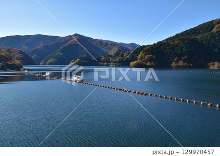 秋の奥多摩湖 東京 秋の奥多摩湖 東京 129970457