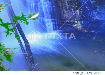 湯けむりに癒される鬼首温泉郷間欠泉湯滝 129970490