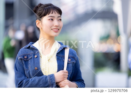 ストリートスナップ　若い女性のポートレート　 129970706