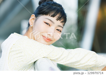ストリートスナップ　若い女性のポートレート　 129970714