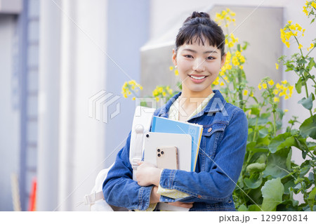 大学生 女性のポートレート 大学生 女性のポートレート 129970814