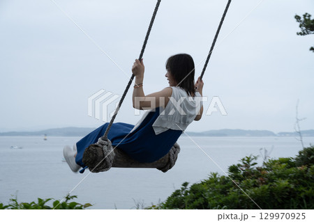 日間賀島の恋人ブランコ 129970925