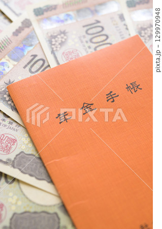 年金手帳とお札 129970948