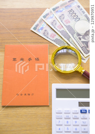 年金手帳と電卓やルーペ（整列） 129970951