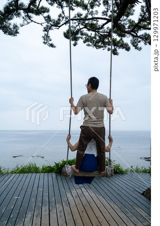 日間賀島の恋人ブランコ　愛知県南知多 129971203