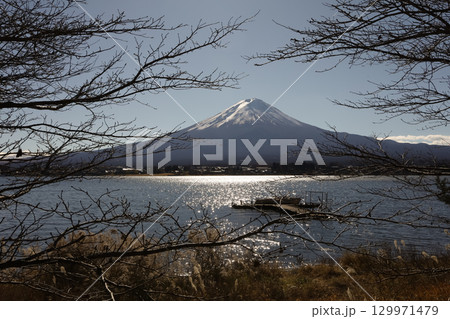 View of landscape fuji mountain in winter at Lake Kawaguchi 129971479