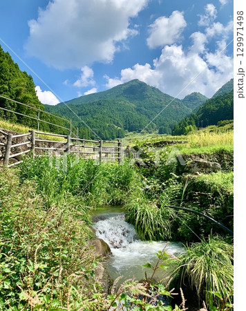 棚田の田んぼを潤す、鞍掛山中腹からの湧水が流れる石積みの水路〈四谷千枚田/愛知県新城市〉 棚田の田んぼを潤す、鞍掛山中腹からの湧水が流れる石積みの水路〈四谷千枚田/愛知県新城市〉 129971498