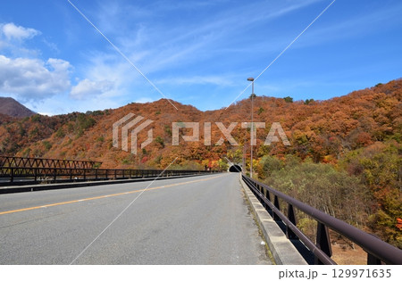 紅葉が美しい五十里湖　栃木 129971635
