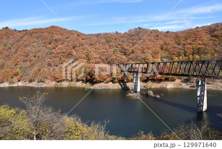 紅葉が美しい五十里湖　栃木 129971640