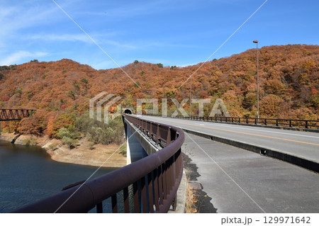 紅葉が美しい五十里湖　栃木 129971642