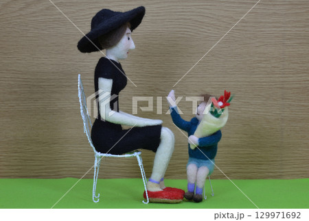 花束を持った男の子と母親 129971692