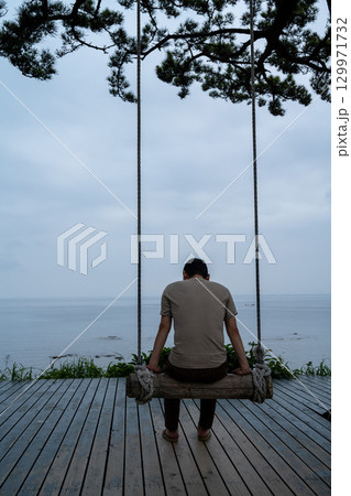 日間賀島の恋人ブランコ 129971732