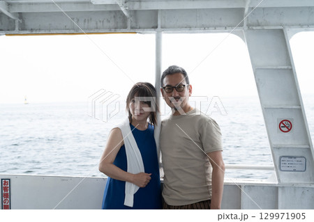 船旅をするミドル夫婦　日間賀島　愛知県南知多 129971905
