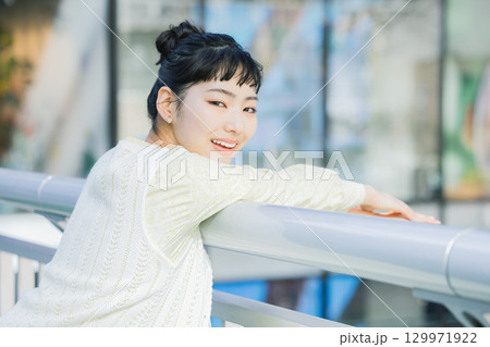 ストリートスナップ　若い女性のポートレート　 129971922