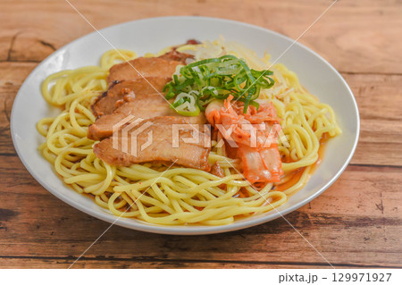 煮豚とキムチの冷し中華 煮豚とキムチの冷し中華 129971927