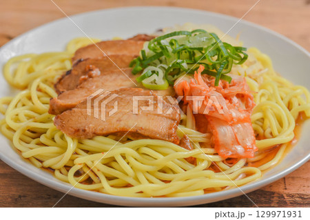 煮豚とキムチの冷し中華 煮豚とキムチの冷し中華 129971931