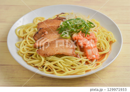 煮豚とキムチの冷し中華 129971933