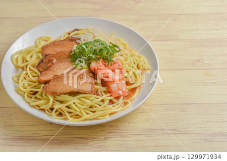 煮豚とキムチの冷し中華 129971934