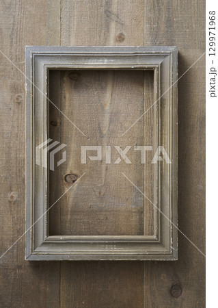 ビンテージな板壁にかけられた額縁 129971968