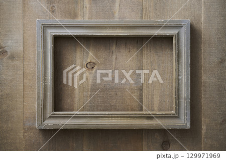 ビンテージな板壁にかけられた額縁 129971969