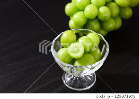 グラスの食器に盛ったシャインマスカット 129971979