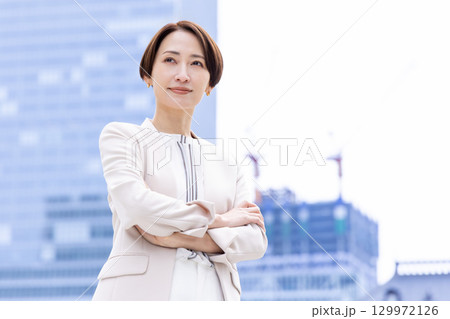 ビジネス オフィス街を歩く女性 ビジネス オフィス街を歩く女性 129972126