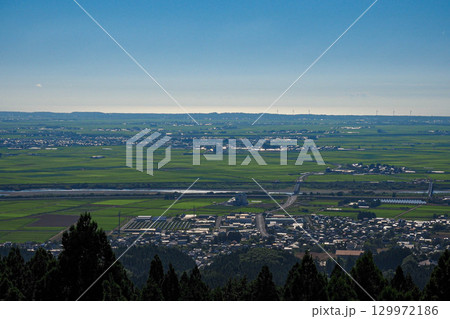 眺海の森からの庄内平野 129972186