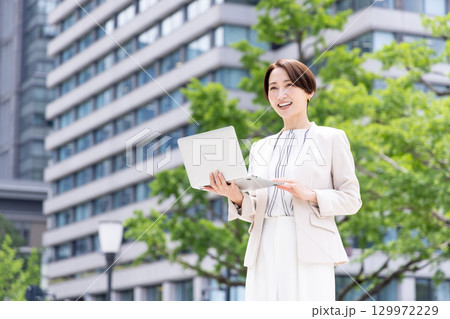 ビジネス　タブレットを持っているミドル女性 129972229