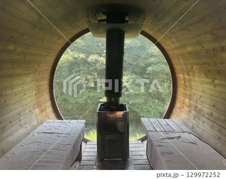 自然のなかでサウナを楽しむ 129972252