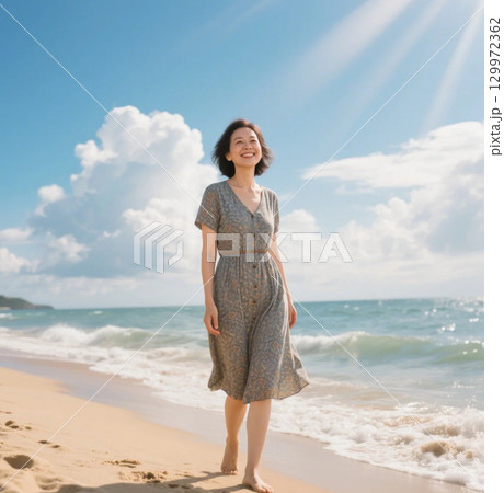 海辺を歩く女性 129972362