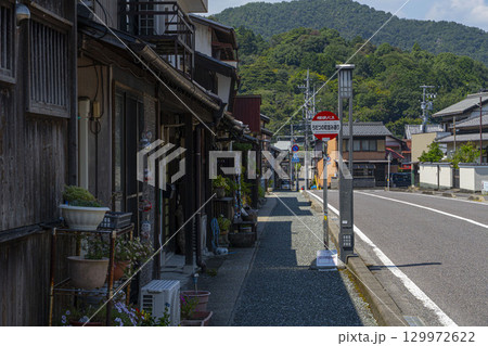 真夏の古い街並み 129972622