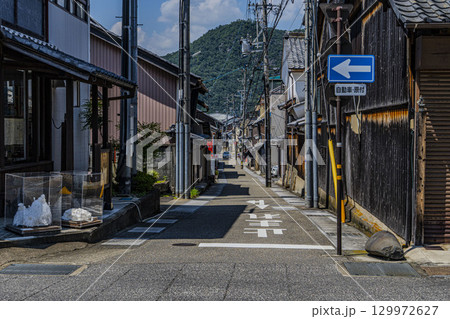 真夏の古い街並み 129972627