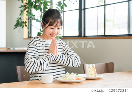 パン,サンドイッチを食べる小学生の女の子,子供 129972814