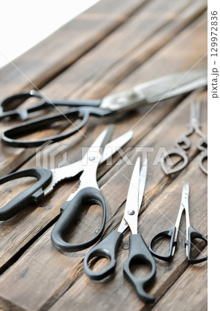 色々な用途の数種類の使い古しのハサミ 色々な用途の数種類の使い古しのハサミ 129972836