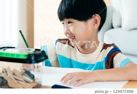 クワガタの観察日記を書く小学生男子 クワガタの観察日記を書く小学生男子 129972886