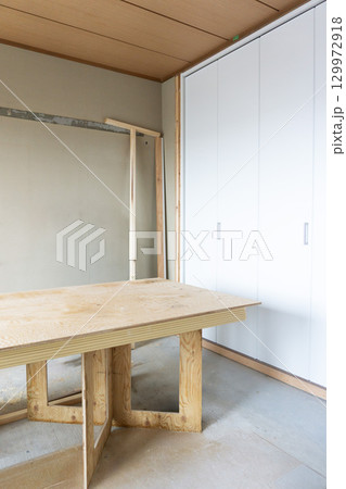 室内リフォーム和室の押し入れ　工事中　施工中　　折り戸にする　マンション 129972918