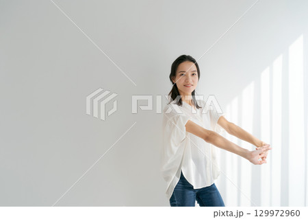 窓際に立つシャツの女性 窓際に立つシャツの女性 129972960