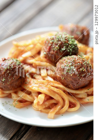 大きいミートボールのうどんナポリタン うどんアレンジ 大きいミートボールのうどんナポリタン うどんアレンジ 129973012