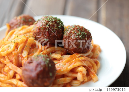 大きいミートボールのうどんナポリタン　うどんアレンジ 129973013