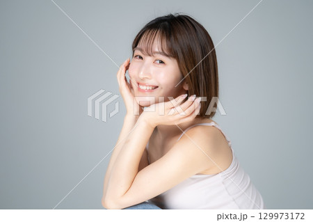ビューティー　若い女性　 129973172