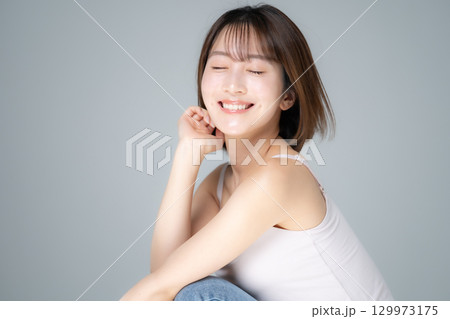 ビューティー　若い女性　 129973175