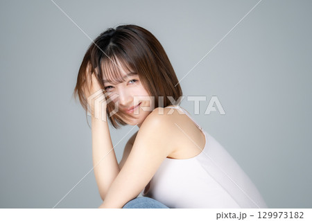 ビューティー　若い女性　 129973182