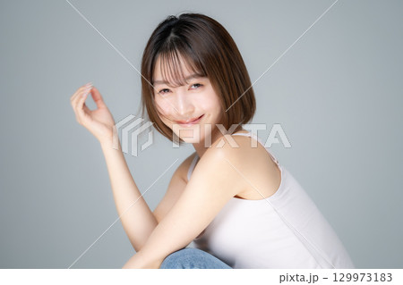 ビューティー　若い女性　 129973183