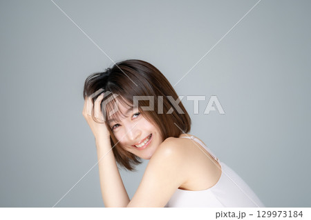 ビューティー　若い女性　 129973184
